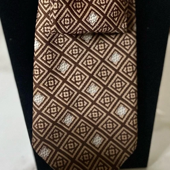 Brown Geometric Pattern Tie necklace with jeweled Crown Brooch - Picture 3 of 3